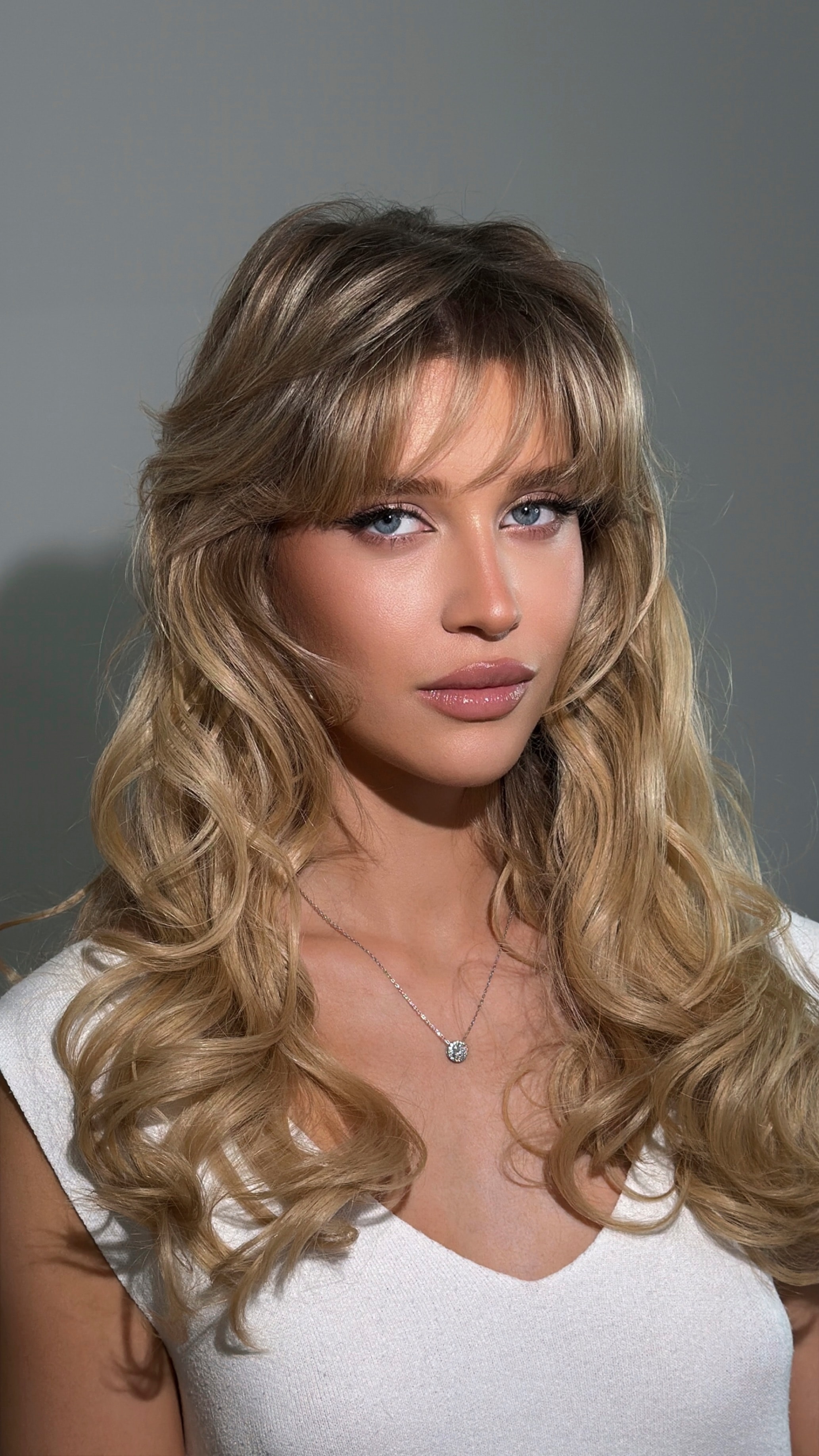 Soft waves and a fringe, natural daytime look